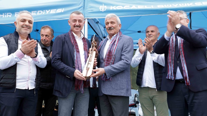 Başkan Büyükakın’a Hediye Kemençe