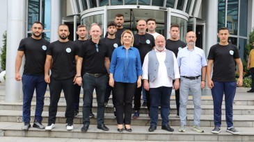 Başkan Hürriyet, İzmitli Pehlivanları Kırkpınar’a Uğurladı