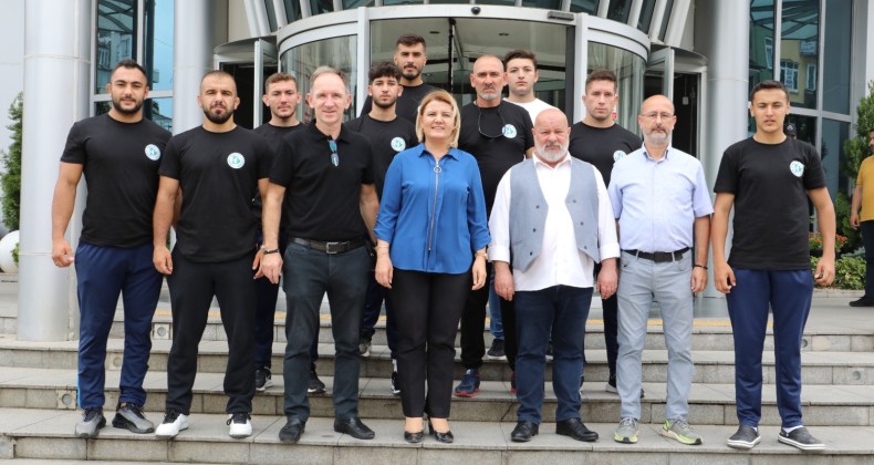 Başkan Hürriyet, İzmitli Pehlivanları Kırkpınar’a Uğurladı