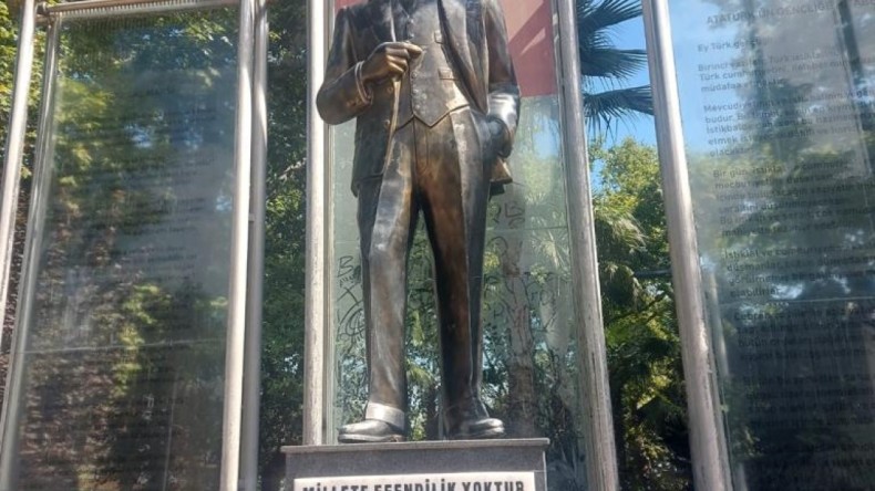 Çınarlık Meydanındaki Atatürk heykeli bakıma alınacak