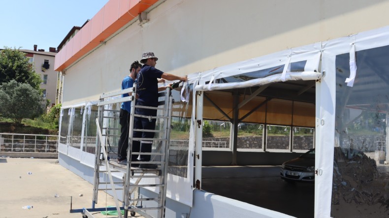 İzmit Belediyesi Ayazma Kapalı Pazar Alanı’nın Şeffaf Brandalarını Yeniledi