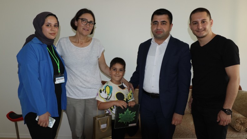 İzmit Belediyesi, engelli çocuğun rampa isteğini hızla yerine getirdi