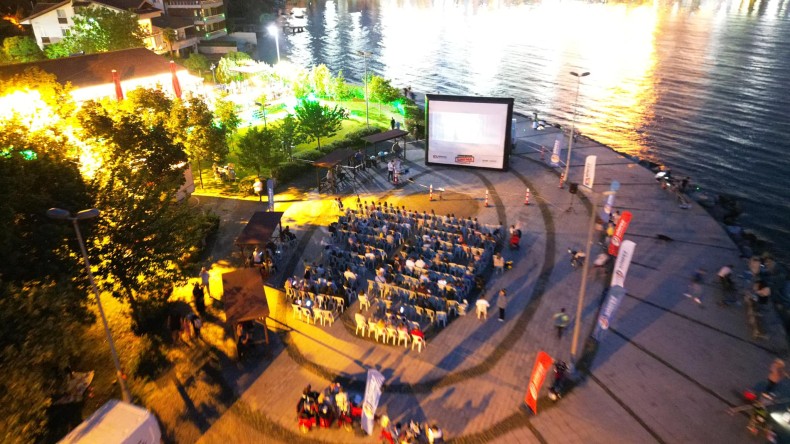 Körfez’de Açık Hava Sinema Keyfi Sürüyor