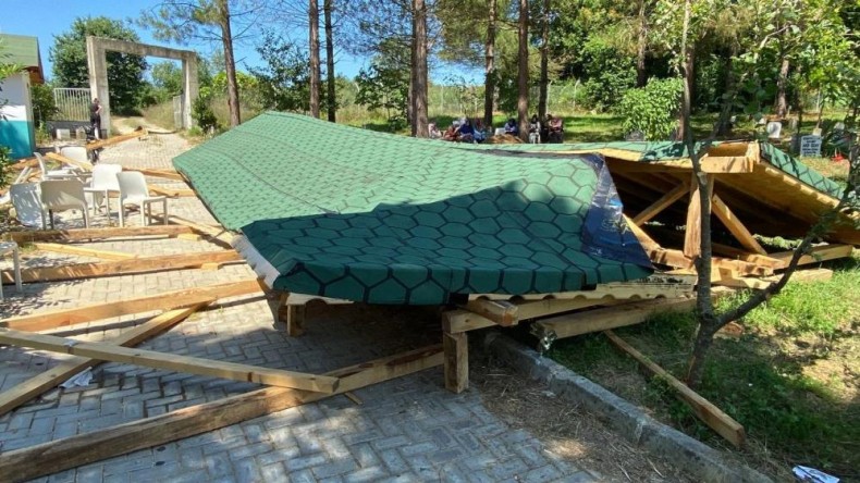 Mezarlıkta dua okurken sundurma çöktü; 3 yaralı