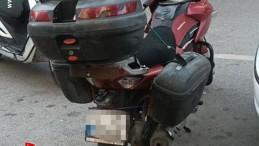 Feci kaza; Motosikletli kurye yola savruldu