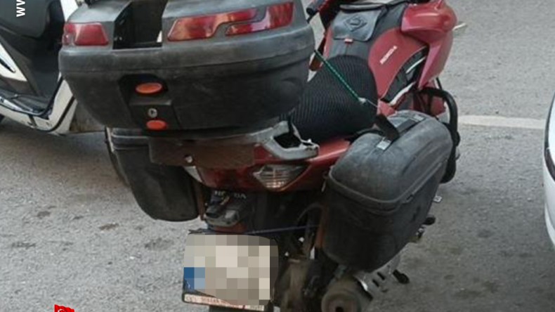 Feci kaza; Motosikletli kurye yola savruldu