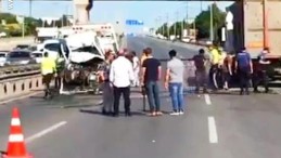 Emniyet şeridine park eden kamyona otomobil çarptı