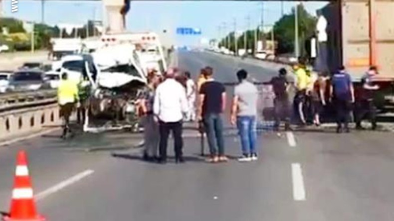 Emniyet şeridine park eden kamyona otomobil çarptı