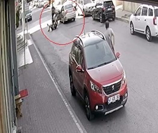 Otomobilin önünü kesip bekçiyi böyle darp ettiler