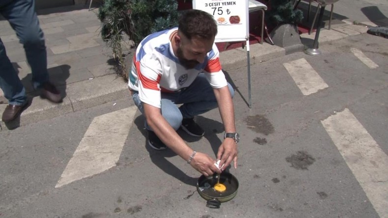 Güneşin altında ısınan tavada yumurta pişirdiler