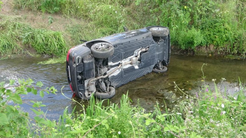 Otomobil çaya uçtu: 4 yaralı