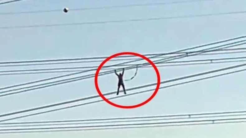 Yüksek gerilim hattında bakım çalışması! Akrobatları aratmadı