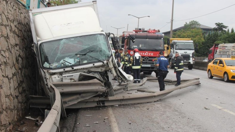 Yoldan çıkan araç önce bariyerlere ardından duvara çarptı