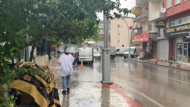 Sıcaktan kavrulan Kocaelililer yağmurla serinledi