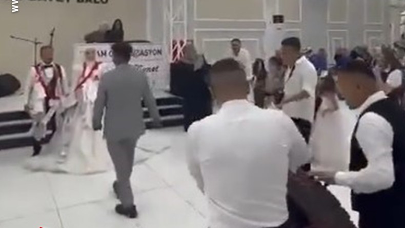 Tır şoförü damada düğünde tır lastiği hediye ettiler