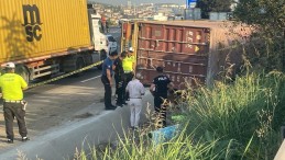 Kocaeli’de devrilen tırdan fırlayan sürücü öldü