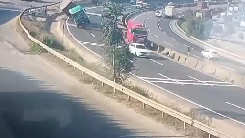 Devrilen tırın altında kalan sürücünün öldüğü kaza kamerada