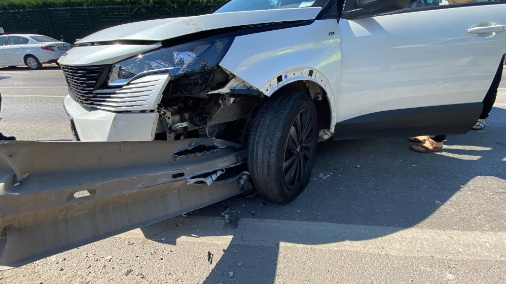 Kartepe’de feci kaza: Otomobil bariyerlere saplandı