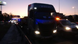 İş makinesi taşıyan tır ile otomobil çarpıştı: 1 yaralı