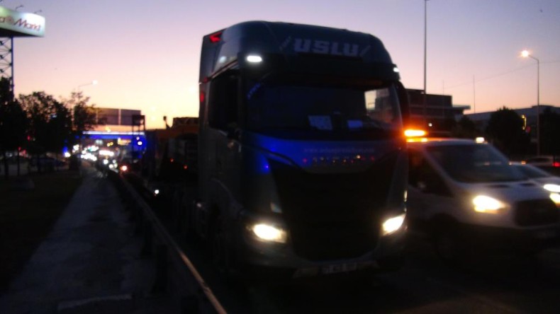 İş makinesi taşıyan tır ile otomobil çarpıştı: 1 yaralı