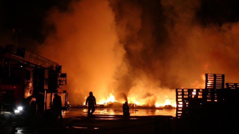 Zincir marketin deposuna ait açık alanda yangın