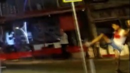 Yön levhasına tekme, duvara kafa attı