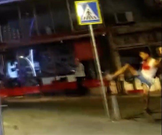 Yön levhasına tekme, duvara kafa attı