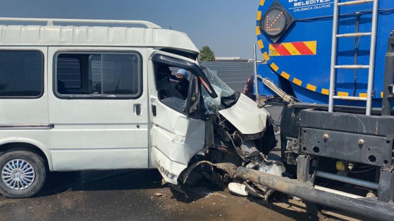 Kartepe’de kaza; Minibüs su tankerine çarptı