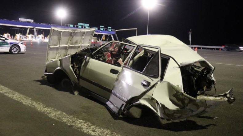 Otomobilin kağıt gibi ezildiği kazada 1 kişi yaralandı