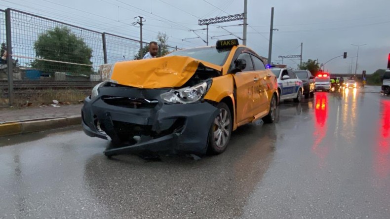 Ticari taksi ile hafif ticari araç çarpıştı: 4 yaralı