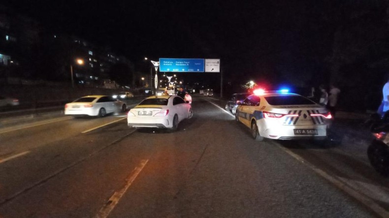 D-100’de 4 araç kazaya karıştı, trafik durma noktasına geldi