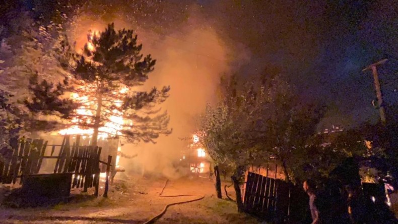 İki ev ve iki depo yandı, Mahalleli sokağa döküldü