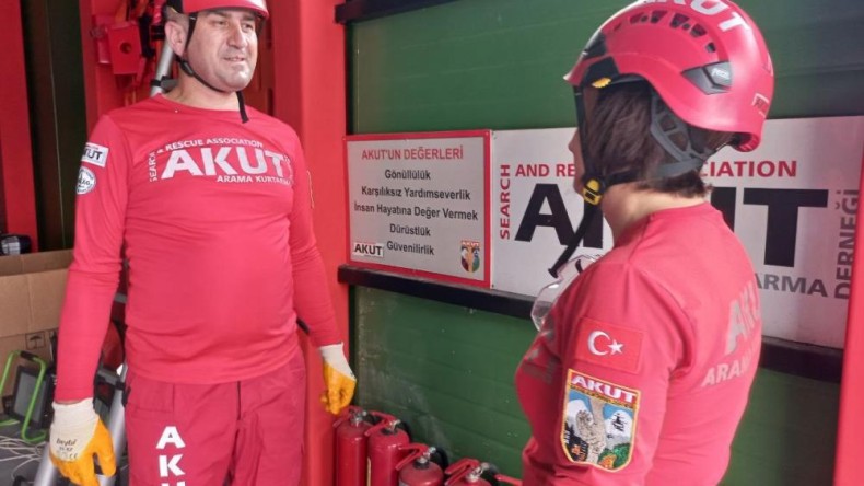 Onların hikayesi enkazda başladı, enkazda devam ediyor