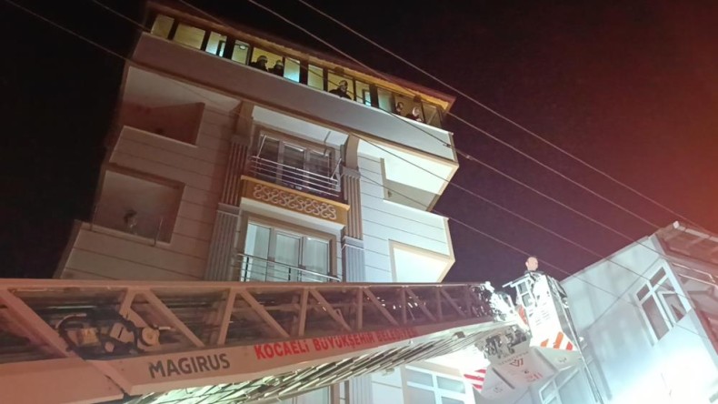 Çatıda yangın; Bina sakinleri müdahale etti