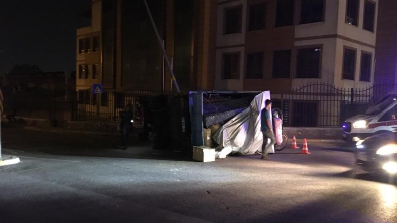 Virajı alamayan kamyonet müftülük binası duvarına çarptı