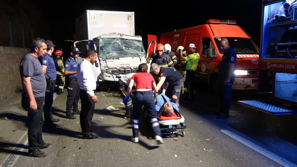 Kamyonet tıra arkadan çarptı: Sıkışan sürücü böyle kurtarıldı