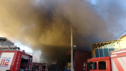 Korkunç yangın; Tesiste patlamalar meydana geldi