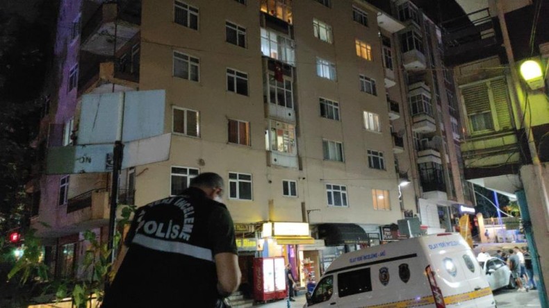 Genç kız 7 katlı binanın 5. katından düştü