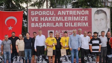 Başkan Sezer’den Gölcük’te spor kulüplerine destek