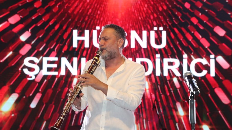 İzmit halkı Hüsnü Şenlendirici ile eğlencenin doruklarına ulaştı