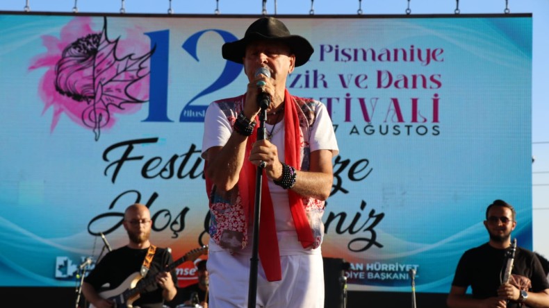 İzmitli sanatçı Bülent Tamer festivalde coşturdu
