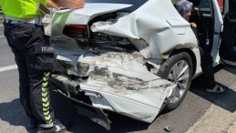 Dinlenme tesisinden çıkan otomobile tır çarptı