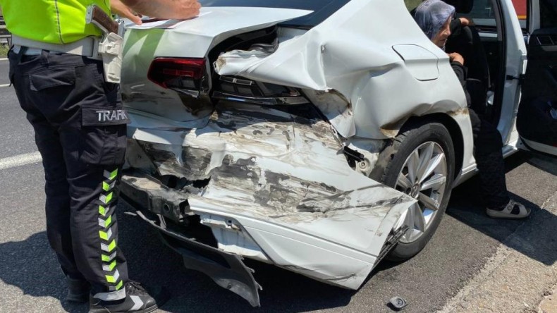 Dinlenme tesisinden çıkan otomobile tır çarptı