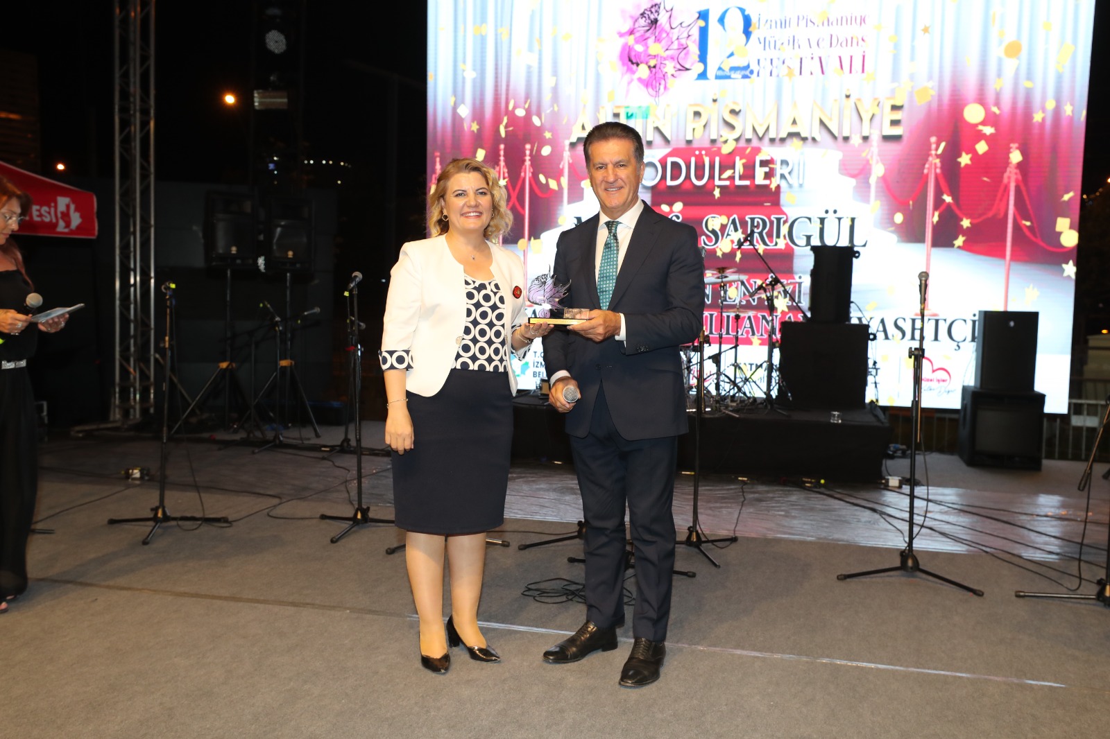 Altın Pişmaniye Ödül Töreni’nde Mustafa Sarıgül’e ödül