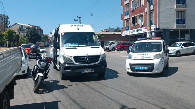 SRC belgesi olmayan servis sürücüsü 3 yaşındaki çocuğa çarptı