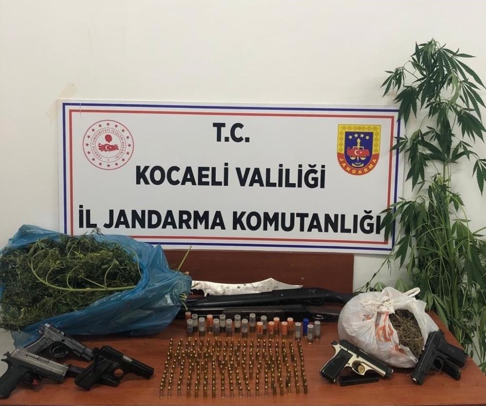 İzmit’te eve Jandarma’dan operasyon: 3 gözaltı