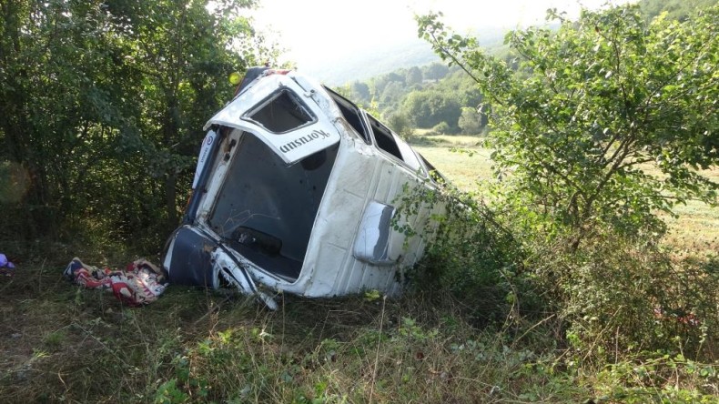 Minibüs devrildi; Yaralılar var
