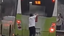 Belediye otobüsünden çıkan dumanlar korkuttu