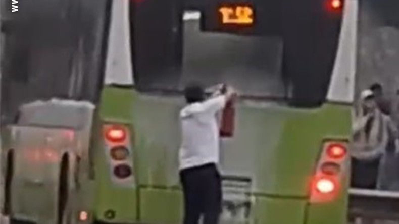 Belediye otobüsünden çıkan dumanlar korkuttu