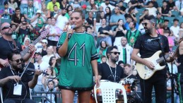 Demet Akalın, Kocaelispor için stadyumda konser verdi